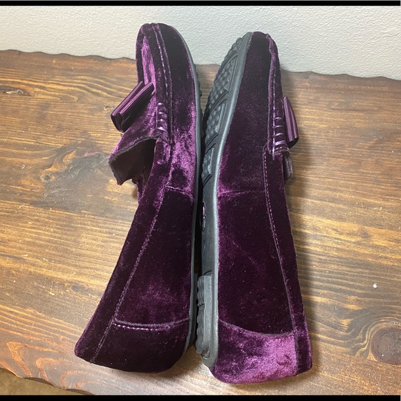 Isaac Mizrahi Crushed Velvet Bow Loafers - Picture 6 of 8